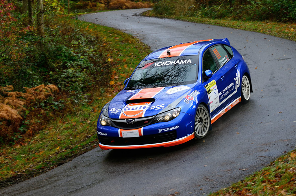 Max Christensen og Ole Frederiksen kørte deres Subaru helt i front på de krævende hastighedsprøver i regnvejr som her i skoven ved Lensbjerge
(Foto: Michael Eisenberg)